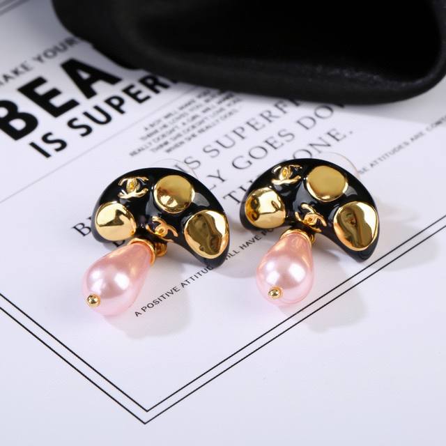 Chanel latest enamel pearl earrings earrings classic and durable double C unique