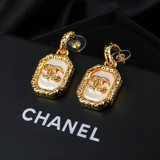 Chanel retro metal antique pearl earrings simple style super atmospheric Xiaoxia
