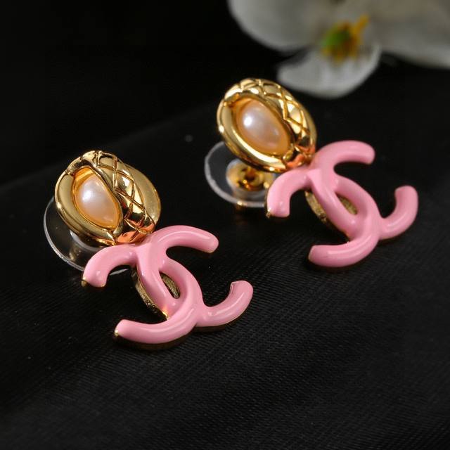 Chanel's new pink earrings are very finely crafted in every detail. This design