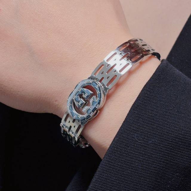 New Gucci Double G Silver Hollow Bracelet Super Heavy Bling Bling, the color is