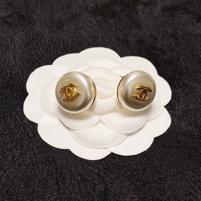 Chanel earrings made of brass, 925 silver needle, original logo printed Chanel C