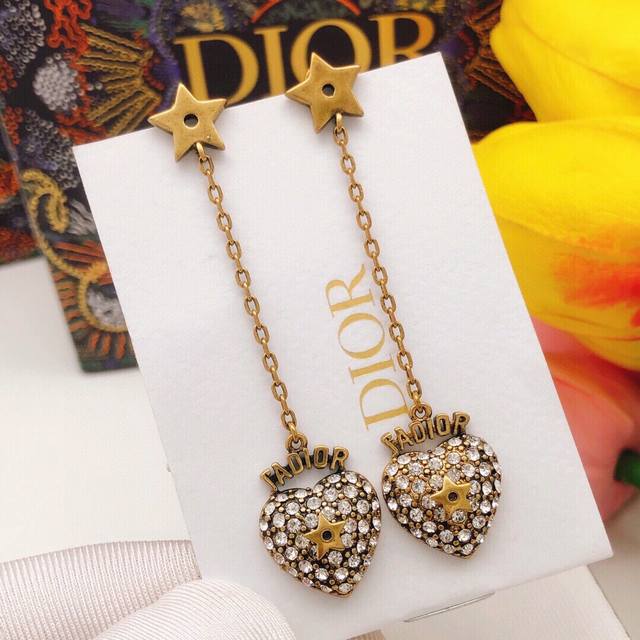 No. Ded0311 Dior is very popular. It is decorated with love tassels and pink pea