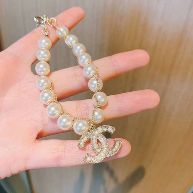 No. Xsl0015 Ch*Nel New style winding chain pearl bracelet. Every detail is very
