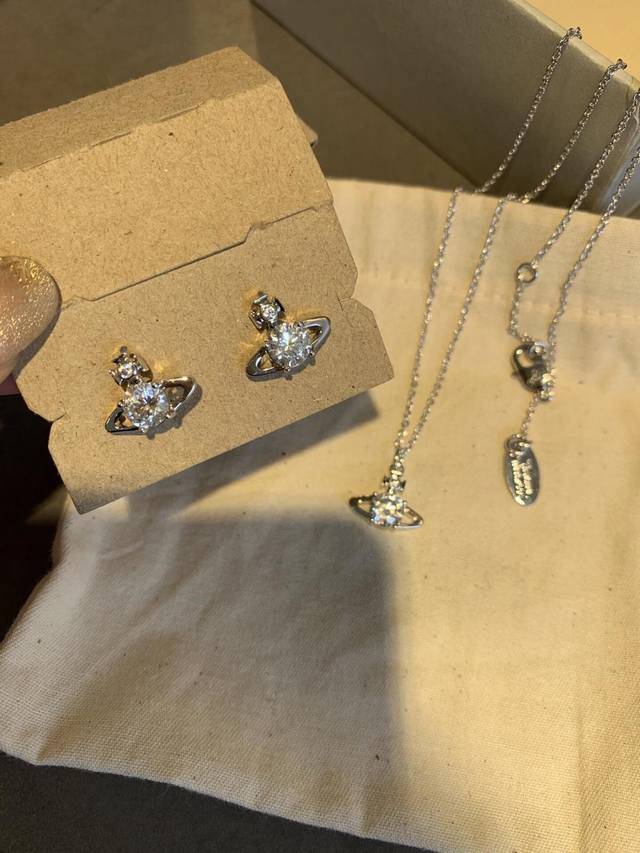necklace Vivienne Westwood Queen Mother Vivian is a British fashion designer, th
