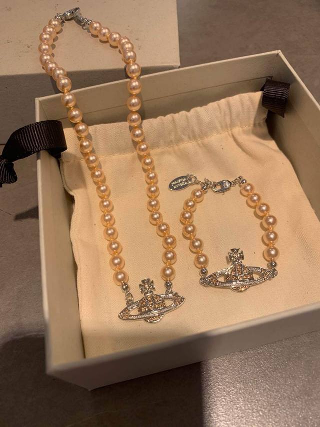 Pearl necklace Vivienne Westwood Queen Mother Vivian is a British fashion design