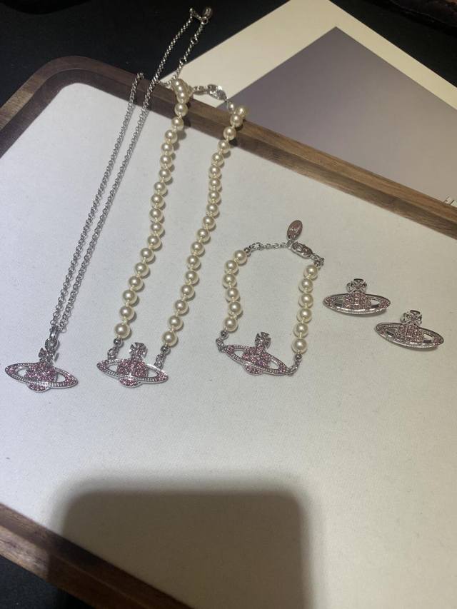 earrings Vivienne Westwood Queen Mother Vivian is a British fashion designer, th