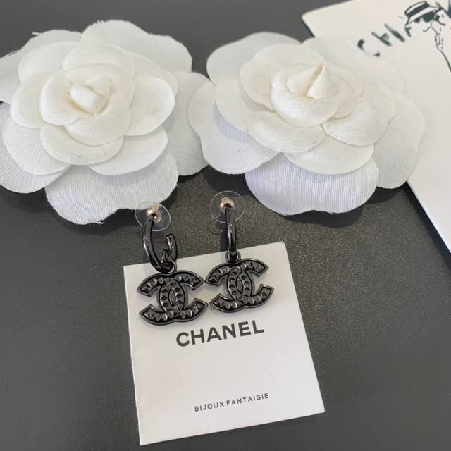 No. Xed0667 Chanel gunmetal earrings