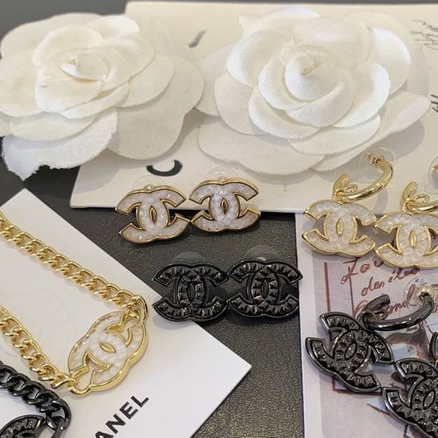 No. Xxl0197 White necklace No. Xxl0074 Black necklace No. Xed0644 White earrings