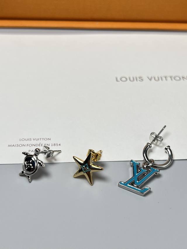 Lv Aquatics earrings use marine animals and Lv letters to express the lively and