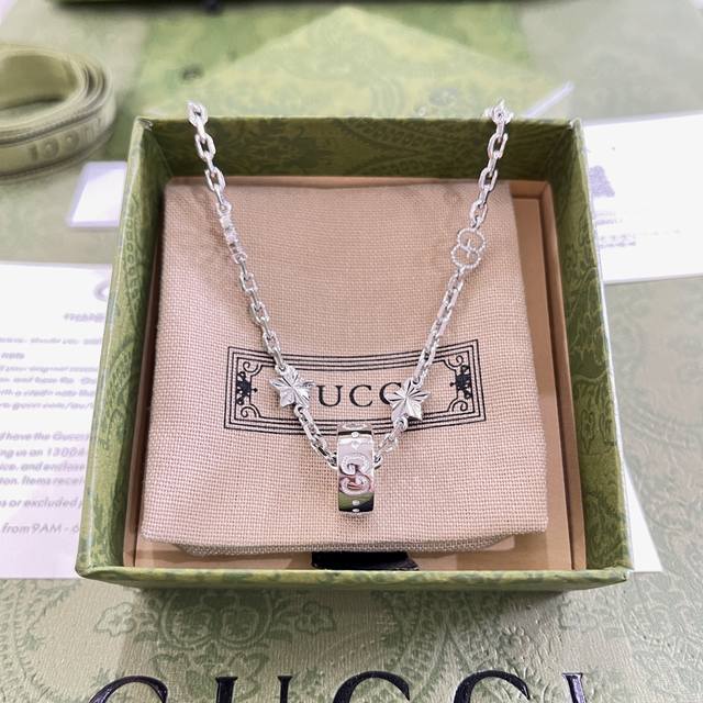 The new model of Gucci Lcon series is a classic piece with a new style of exquis