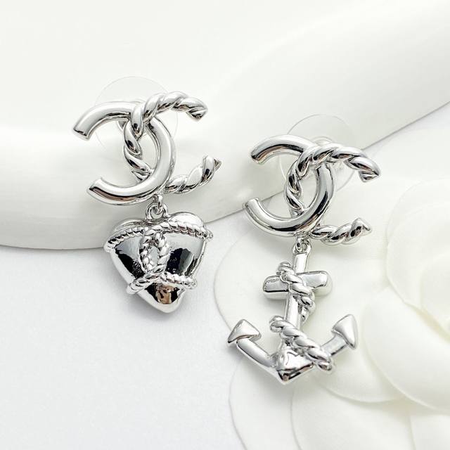 Chanel earrings are hot-selling and new products are available Chan 25C asymmetr