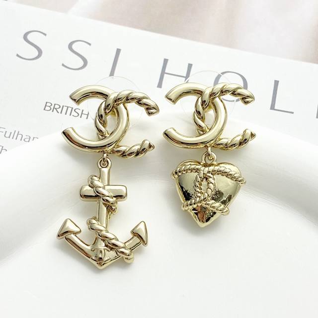 Chanel earrings are hot-selling and new products are available Chan 25C asymmetr