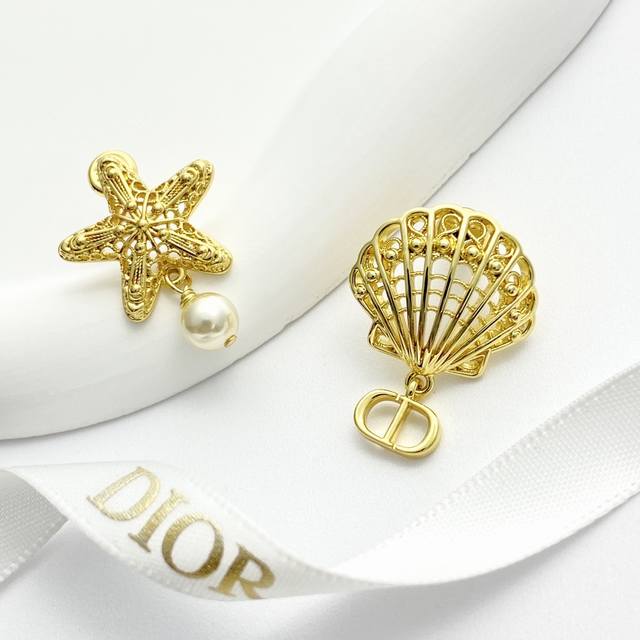 Dior earrings are hot-selling models and are now on sale. Dior asymmetrical holl