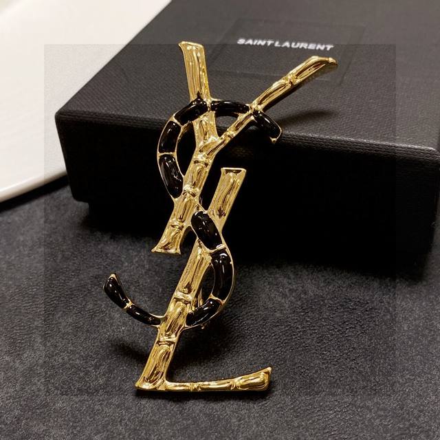 New brooches are released at YSL counters. They are the most understanding acces