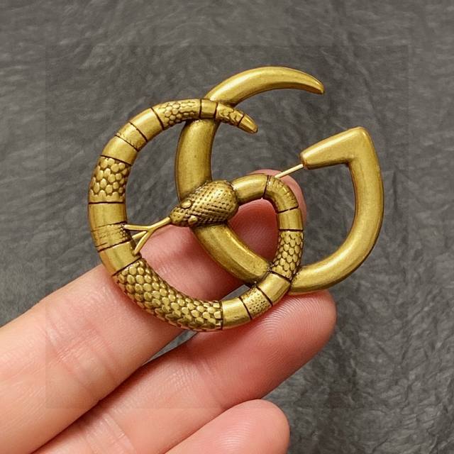 Gucci's new double G bronze snake brooch is the most understanding accessory for