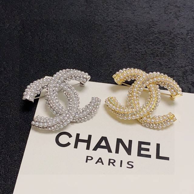 Chanel's new pearl diamonds are paired with Chanel brooches, which are the most