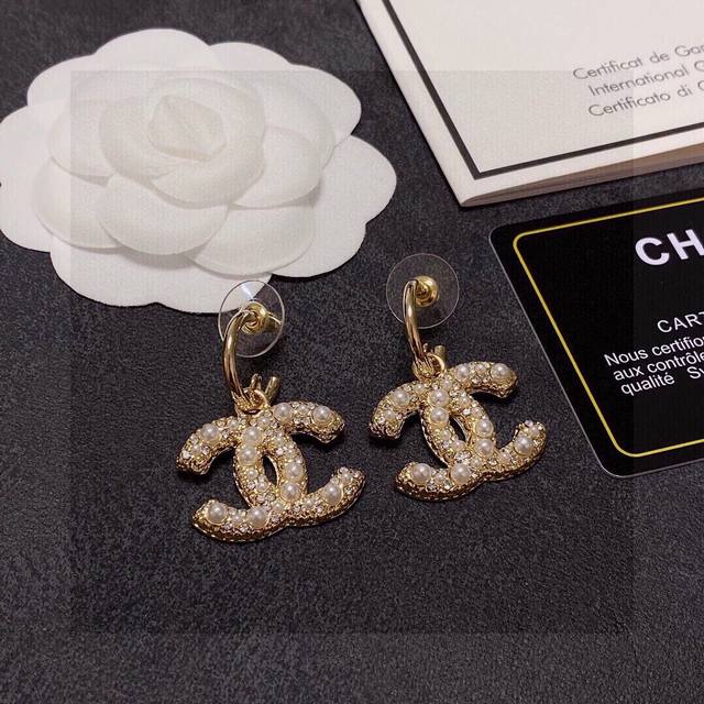 New Chanel earrings Chanel latest earrings are made of brass, very beautiful, ve