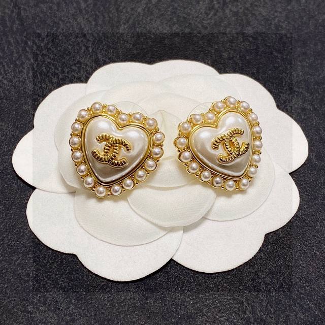 Chanel inlaid pearl letter heart earrings, the highest version on the market! Co