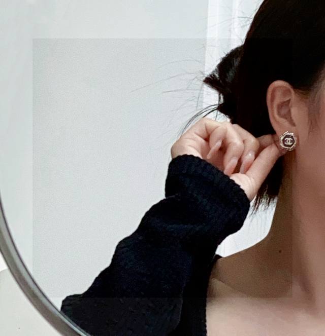 Chanel Chanel double C crystal clear purple earrings are very good-looking and v