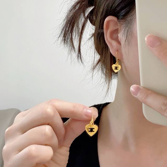 Xiaohongshu recommends the latest hit Celine Arc de Triomphe hollow heart earrin