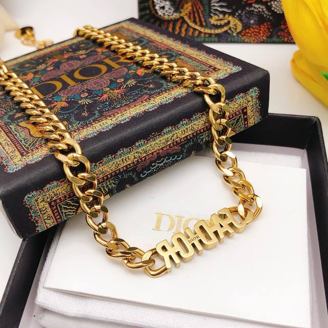 No. Dxl0166 Dior Dior's new early spring five-pointed star Jadior letter bracele