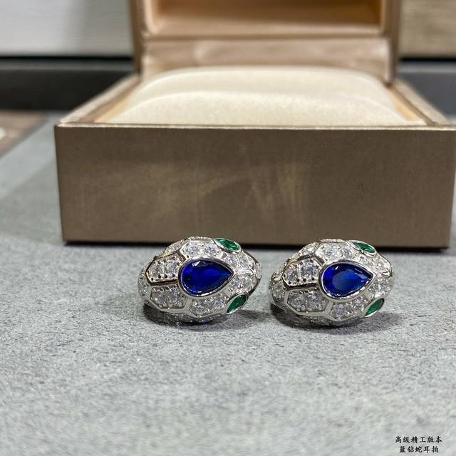 Bulgari high-end sapphire snake earrings are loved by many stars to create fashi