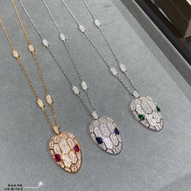 Bvlgari diamond-covered snake necklace is worn by many celebrities to create a f