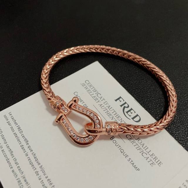 Popular Fred diamond horseshoe buckle bracelet, classic and versatile, a must-ha