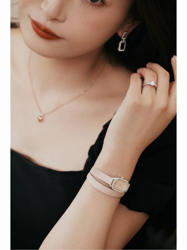 Pigeon Blood Red Other Colors We produce perfume bottle necklaces, which can be