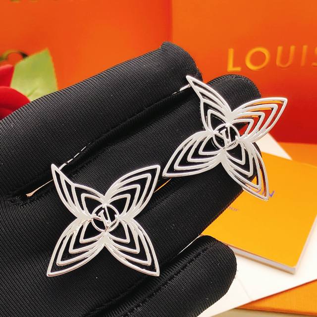 No. Led0339 Lv*Latest hollow plum blossom earrings consistent Zp brass material