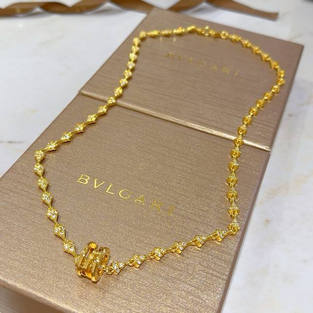 Bulgari necklace made of V gold. The Divas' Dream series of Bulgari is perfect i