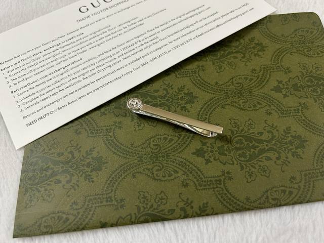 Pgucci solid color tie clip