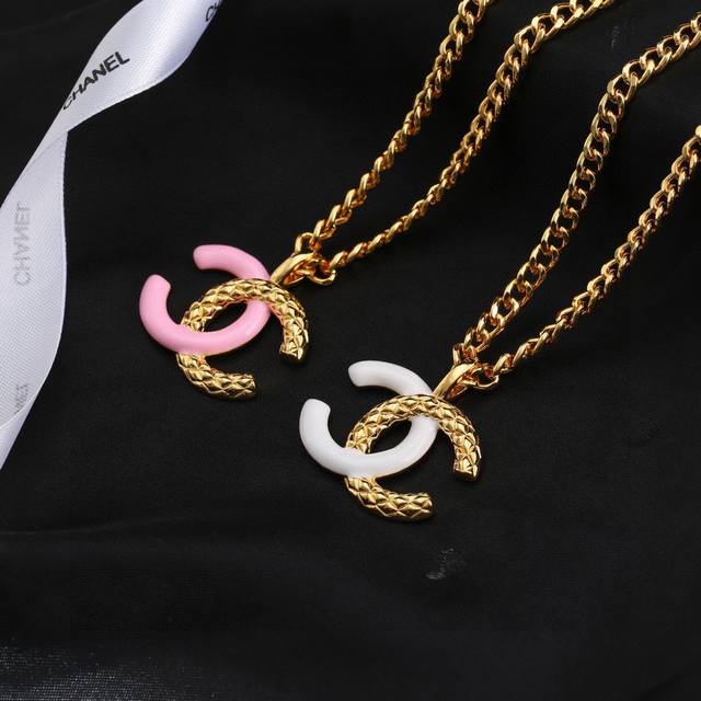 Xiaoxiang's new necklace is so beautiful! The new sweater chain is a must-have d