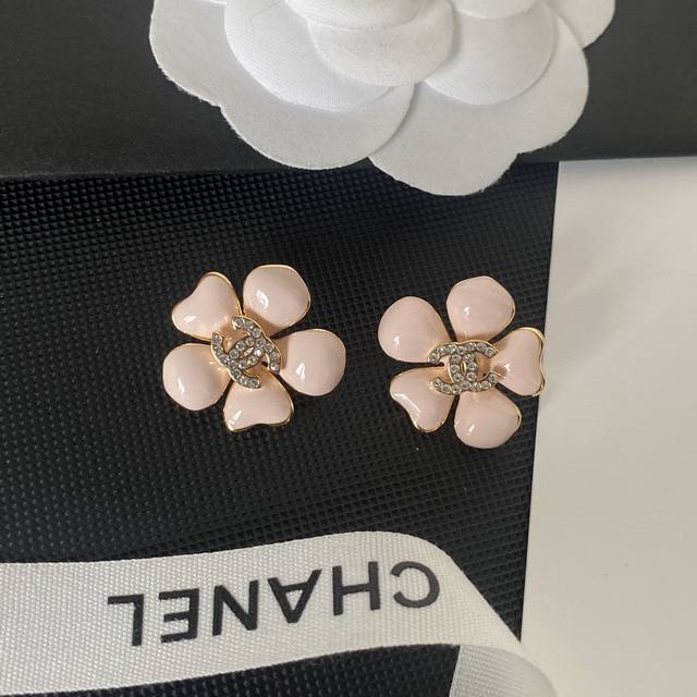 Ch Nel Chanel pink camellia letter earrings, super stunning and fairy, 3 degrees