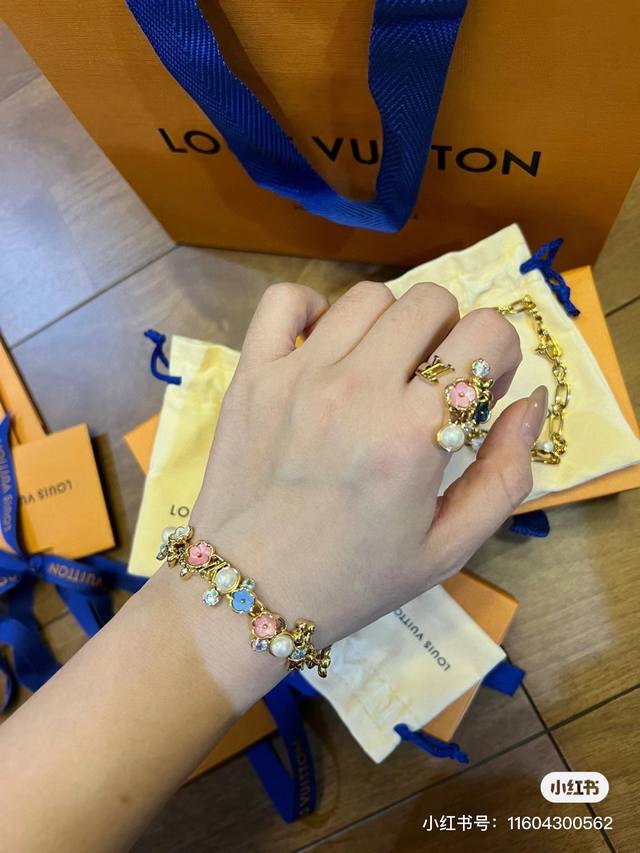 New original Lv bracelet Louis Vuitton Louis Vuitton bracelet counter consistent
