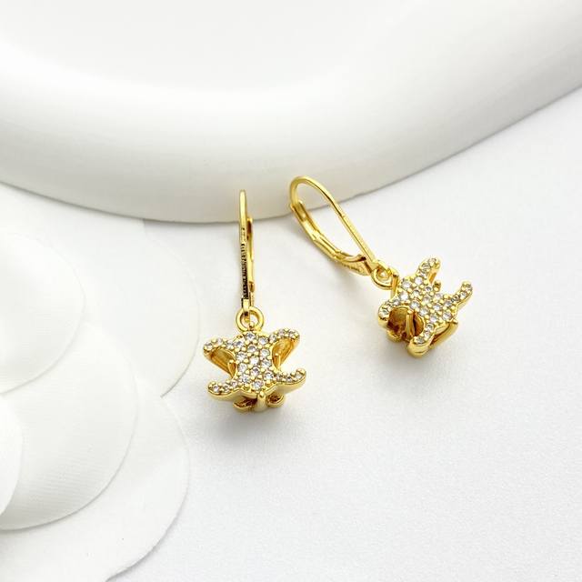 Today's new model code E3097 Celine earrings are hot-selling models. Celine full