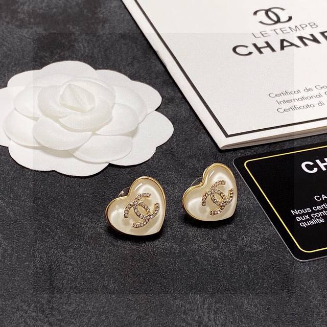 Chanel classic heart double C earrings. This is a very good-looking versatile fa