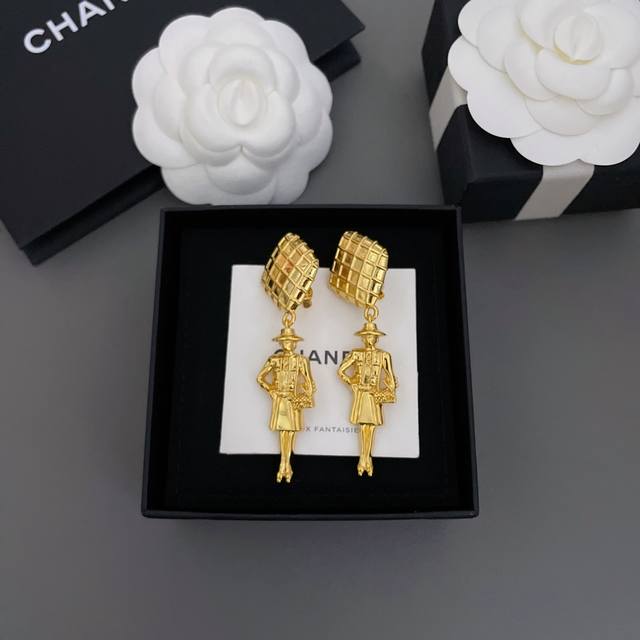 High quality details as shown in the picture Miss Coco ear clip vintage style! H