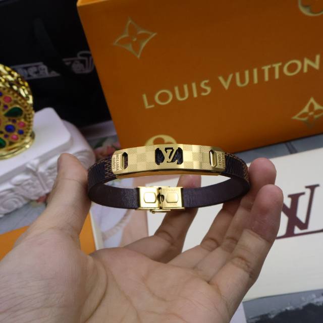 High quality Lv cowhide bracelet, original goods, new model from the counter. Re