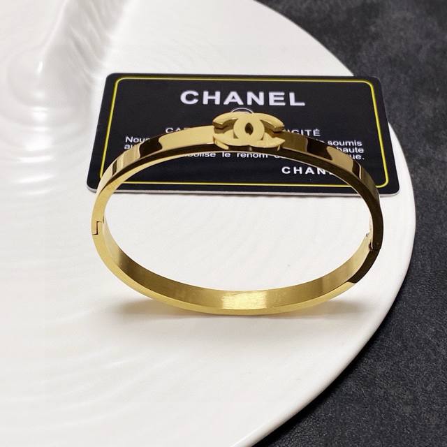 New Chanel bracelet, super heavy Bling Bling, the gold color is very well matche