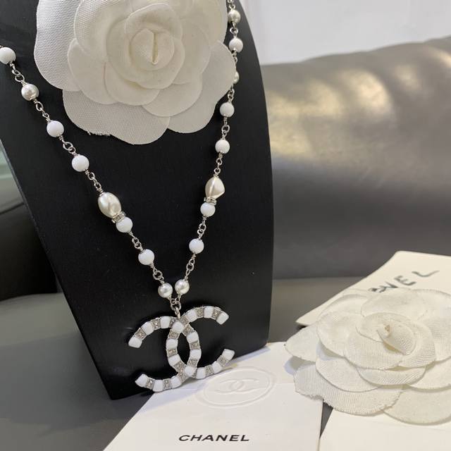 No. Xxl0212 Ch Nel25S White enamel double C necklace