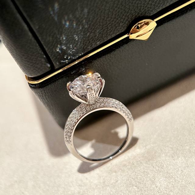 A2759 T's six-claw luxury double-row diamond three-carat ring. Please protect yo