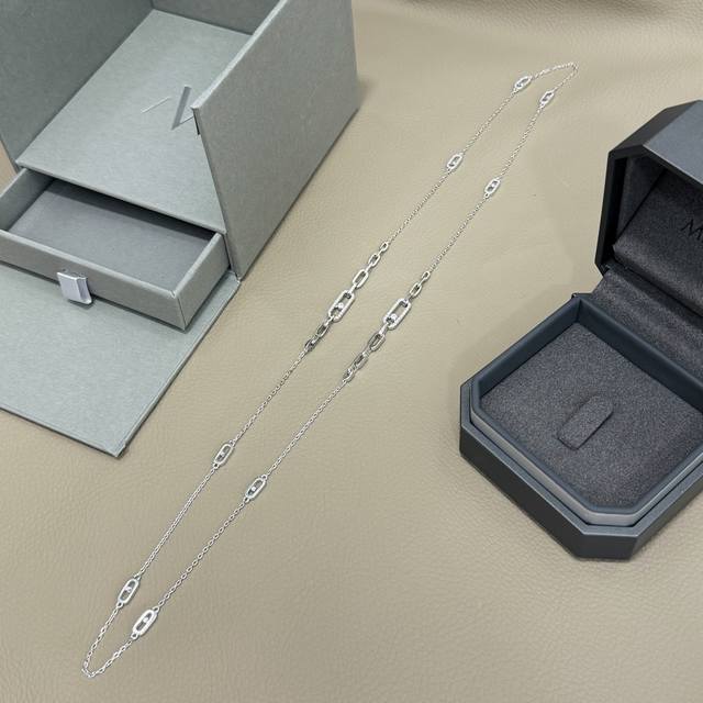 A3694 Messika's new single diamond sliding sweater chain is made by hand, welded