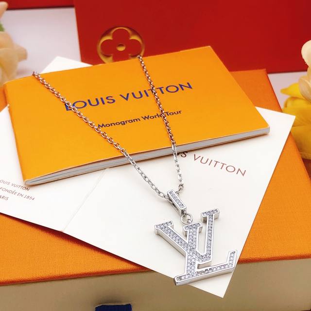 No. Lxl0042 Lv*Latest Letter Diamond Silver Necklace Consistent Zp Brass Materia