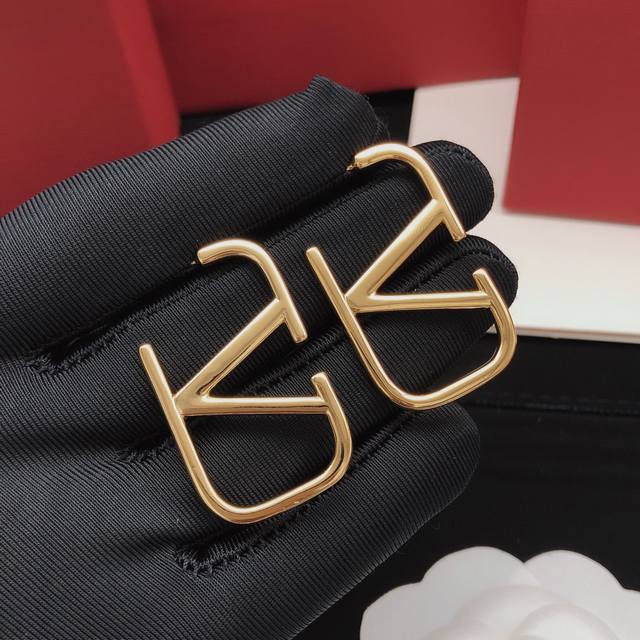 No. Ved0041 Valentino earrings glossy medium