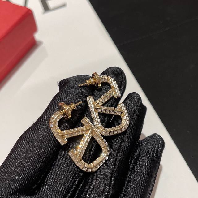 No. Ved0061 Valentino Logo full diamond square diamond earrings