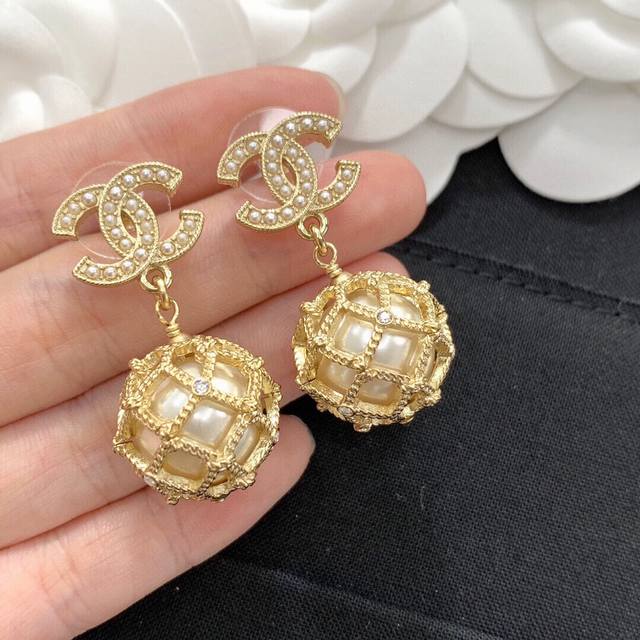 No. Xed0016 Chanel Hollow Net Ball Pearl Earrings Zp quality into Zg pressure ad