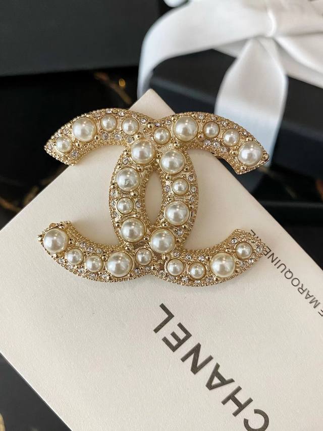 No. Xxz0027 Ch Nel Classic pearl brooch of different sizes, rich colors, irregul