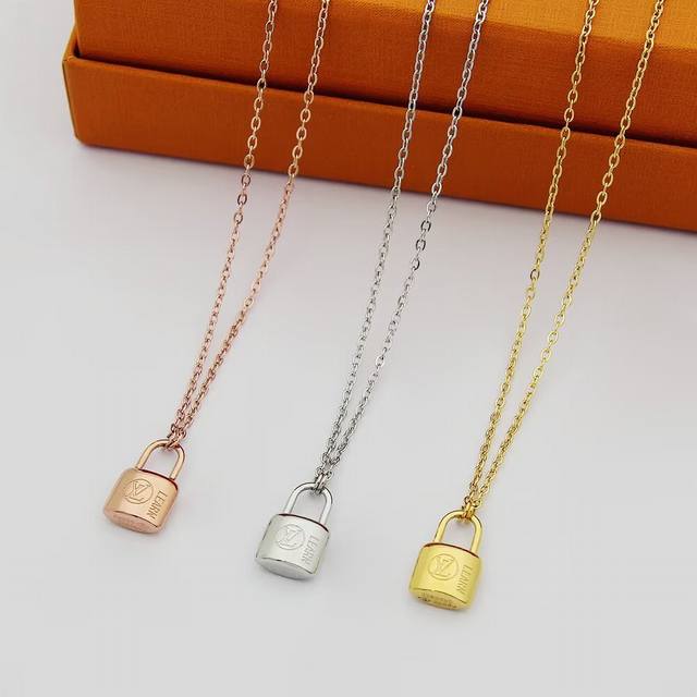 Lv necklace lock necklace is coming A very delicate lock shape necklace and earr