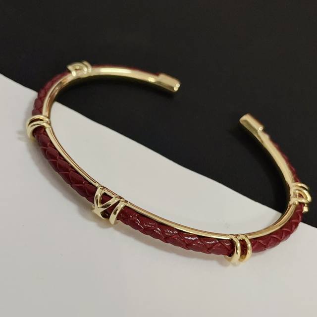 Red Cartier bamboo bracelet. Popular among celebrities and internet celebrities.